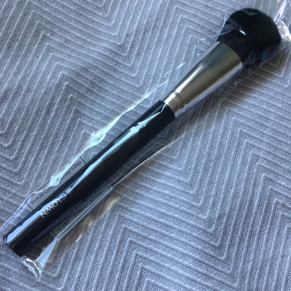 NWT Crown Chisel Blush Brush
